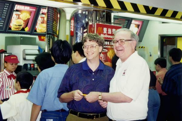 Bill Gates và Warren Buffett ở một cửa hàng McDonalds tại Hong Kong.