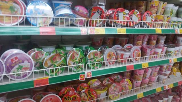  Mỳ ly, mỳ hộp đang dần chiếm lĩnh vị trí của mỳ gói trên kệ hàng các siêu thị. Ảnh: Hà Yên. 