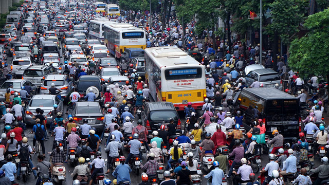 Hà Nội dự kiến cấm xe máy trong nội thành từ 2030 - Ảnh 1.