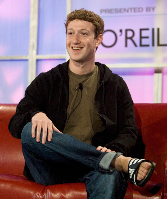  Ngày ấy - bây giờ của 8 tỷ phú công nghệ nổi tiếng nhất Silicon Valley: Từ dép lê, quần bò xắn gấu đến suit lịch lãm - Ảnh 1.