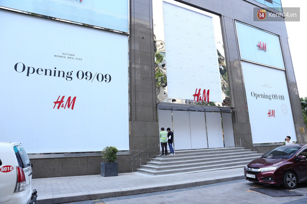 H&M Việt Nam treo biển thông báo 9/9 sẽ chính thức khai trương tại Sài Gòn - Ảnh 2.