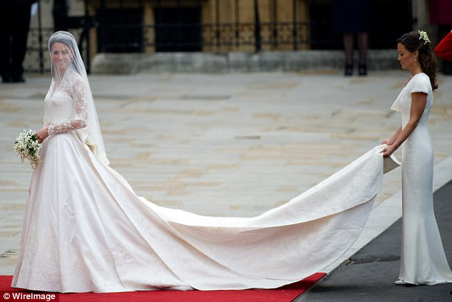 Ngắm nhìn những chiếc váy tinh tế và ấn tượng nhất mọi thời đại: Áo cưới bạc tỉ của công nương Kate Middleton đứng đầu danh sách  - Ảnh 1.