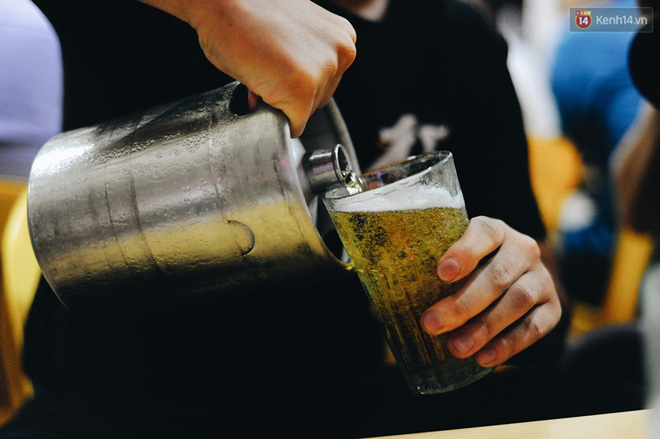 Cốc bia hơi: Thưởng thức bia hơi từ cốc đơn giản có thể mang lại cảm giác thật phong phú và đầy khoái lạc. Hãy cùng khám phá hình ảnh cốc bia hơi và trải nghiệm sự tinh tế của đồ uống này nhé!
