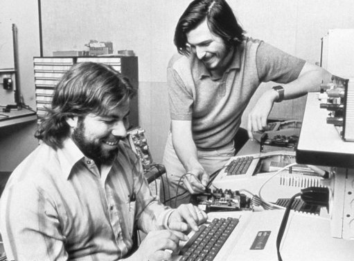 
Steve Jobs và Steve Wozniak trong quá trình phát triển chiếc Apple II.
