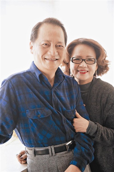Người vợ hiền luôn sát cánh bên chồng trong suốt 30 năm TS Hoa chữa bệnh.