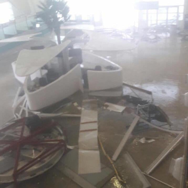 Sân bay nguy hiểm nhất thế giới tan hoang vì siêu bão Irma  - Ảnh 1.
