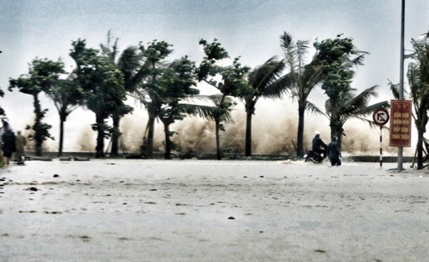 [ẢNH] Bão số 10 vào bờ: Bãi biển Sầm Sơn tan hoang trong sóng dữ - Ảnh 1.