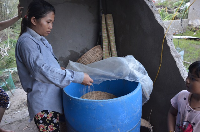 Toàn bộ lúa, gạo dự trữ của mẹ con chị Chinh đều bị ướt, hư hỏng sau bão