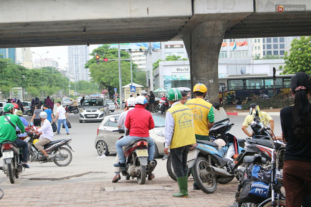 Bát nháo cảnh hàng chục tài xế xe ôm mặc áo giả GrabBike bắt khách ngay bến xe Mỹ Đình - Ảnh 2.