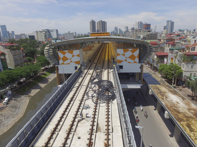 Cảnh ngổn ngang, dang dở trên công trình đường sắt trên cao Cát Linh - Hà Đông - Ảnh 1.
