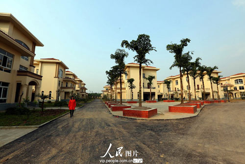  Từng xuất thân bần hàn, sau khi thành công, tỷ phú Trung Quốc bỏ tiền xây 69 căn biệt thự tặng dân nghèo  - Ảnh 2.