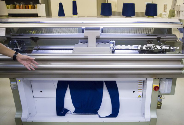  Tạo ra những chiếc máy 30 phút may xong 1 cái áo, công ty Nhật Bản tham vọng làm vỏ ô tô bằng ... vải  - Ảnh 1.