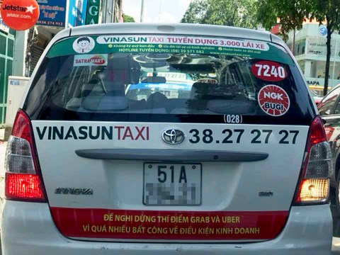  Lãnh đạo Taxi Vinasun: Lái xe tự phát, dán khẩu hiệu phản đối Uber, Grab  - Ảnh 2.