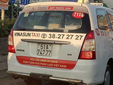  Vinasun cùng hàng loạt taxi truyền thống đồng loạt dán khẩu hiệu đối đầu Uber, Grab  - Ảnh 1.