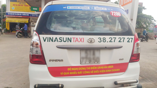  Vinasun cùng hàng loạt taxi truyền thống đồng loạt dán khẩu hiệu đối đầu Uber, Grab  - Ảnh 2.