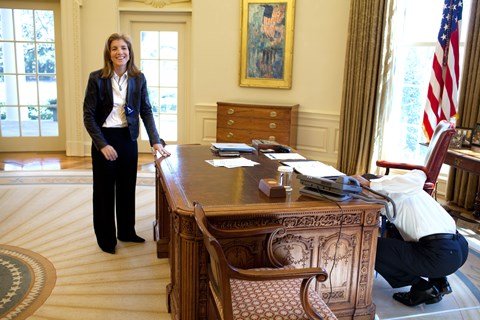 Bí mật về chiếc nút đỏ trên bàn làm việc của Tổng thống Mỹ - Ảnh 1.