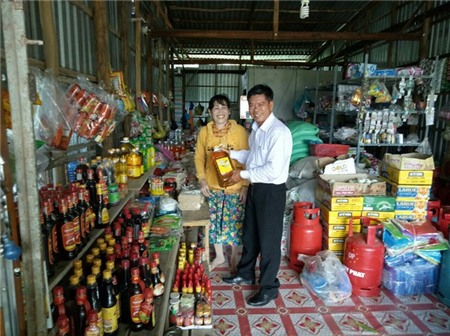 Vợ anh Che mở tiệm tấp hóa ở địa phương, hai vợ chồng anh luôn sẵn sàng giúp đở những người gặp khó khăn