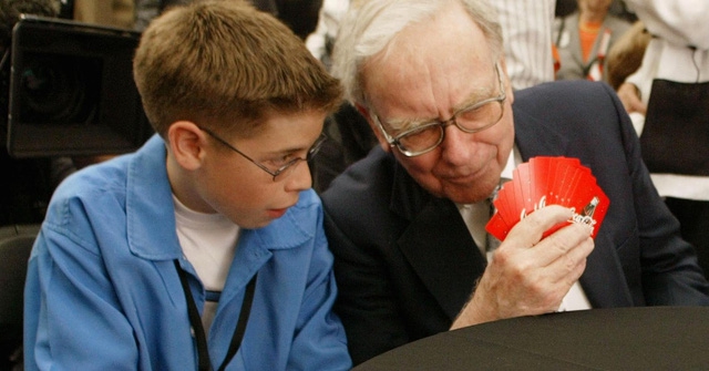  Ngạc nhiên trước trò tiêu khiển mà tỉ phú Warren Buffett dành 8 tiếng 1 tuần: Đó là trò chơi phù hợp và cho bạn nhìn thấy sự thử thách trí tuệ ngay cả khi ở tuổi 90  - Ảnh 1.