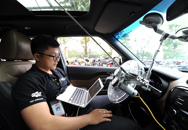 
Kỹ sư trẻ Thái Vin đang theo dõi dữ liệu trên máy tính trong khi xe chạy với tốc độ hơn 20km/h ở khuôn viên tòa nhà F-Town, quận 9. Nhiệm vụ của Vin hay các đồng nghiệp team ADAS đằng sau vô lăng của những chiếc xe ứng dụng công nghệ tự lái được thử nghiệm tại FPT là những tài xế có nhiệm vụ kiểm soát mức độ an toàn.
