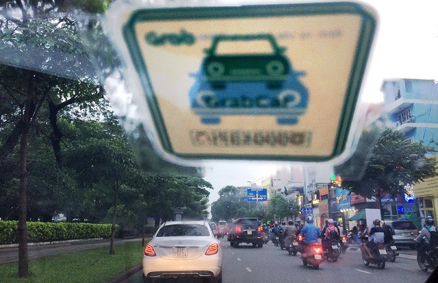  Không chỉ máy chủ, Hiệp hội Taxi Hà Nội muốn bắt buộc Uber, Grab dùng tên miền Việt Nam  - Ảnh 1.
