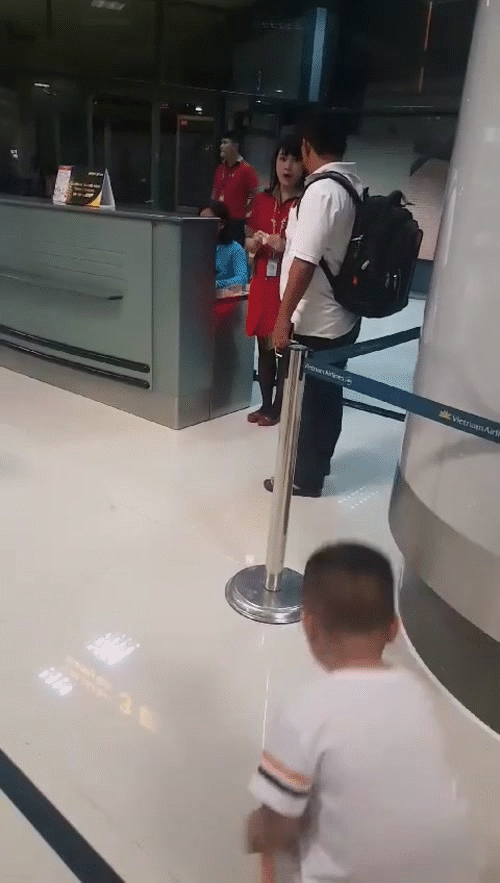 Vietjet Air lên tiếng về clip nữ nhân viên xé thẻ lên máy bay của hành khách đến muộn khi đã đóng cổng gây tranh cãi - Ảnh 2. Vietjet Air lên tiếng về clip nữ nhân viên xé thẻ lên máy bay của hành khách đến muộn khi đã đóng cổng gây tranh cãi - Ảnh 2.