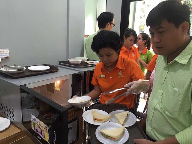 Đại gia chạy đua cạnh tranh thức ăn đường phố - Ảnh 1. Đại gia chạy đua cạnh tranh thức ăn đường phố - Ảnh 1.