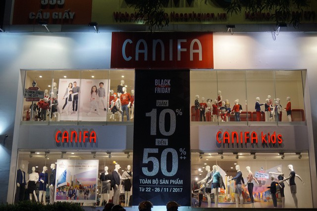  Cửa hàng thời trang, siêu thị giảm giá sâu ngày Black Friday  - Ảnh 1.