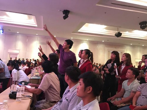 Khi Chủ tịch HĐQT Công ty Địa ốc Alibaba Nguyễn Thái Luyện (trên) diễn thuyết tại lễ mở bán dự án hôm 26-11, ông Kiều Thanh Thụy giơ tay chất vấn nhưng bị cắt ngang Ảnh: Sơn Nhung