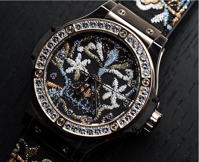  Kết hợp cao su với vàng và Sapphire, thương hiệu đồng hồ này gây dựng danh tiếng theo cách độc nhất vô nhị  - Ảnh 2.