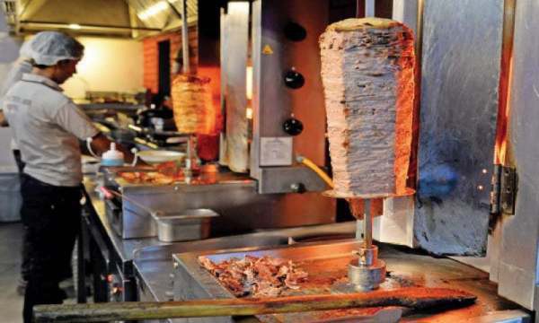 Loại thịt được kẹp trong bánh doner kebab có sử dụng hợp chất chứa gốc phốt-phát.