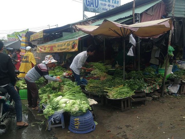 Rau quả ở chợ truyền thống TPHCM ế ẩm trước bão - Ảnh 1.
