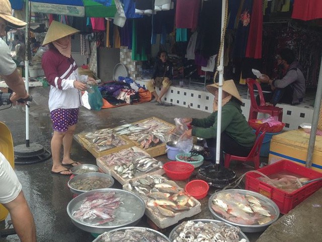 Rau quả ở chợ truyền thống TPHCM ế ẩm trước bão - Ảnh 2.