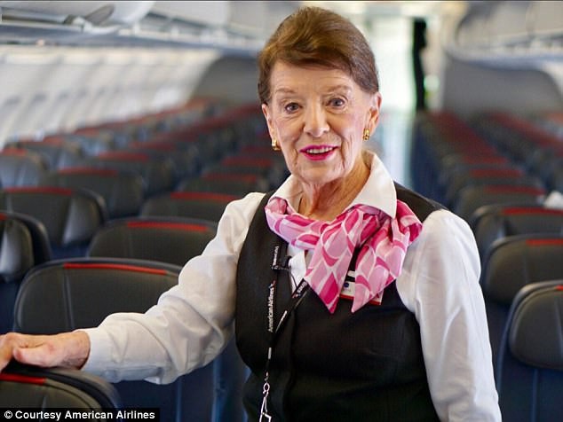  81 tuổi vẫn làm tiếp viên hàng không, cụ bà được mệnh danh Nữ hoàng của bầu trời  - Ảnh 1.