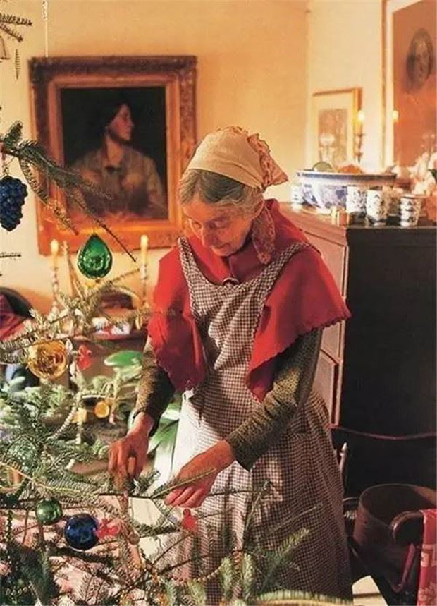 Bà Tasha trang trí cây thông trong một Giáng sinh.