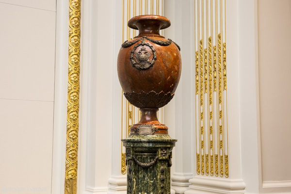 Cũng trong Phòng Hội Nghị này, chiếc bình Czar Nicholas II của Nga, làm từ đá và bạc cũng được trưng bày từ năm 1904 đến nay