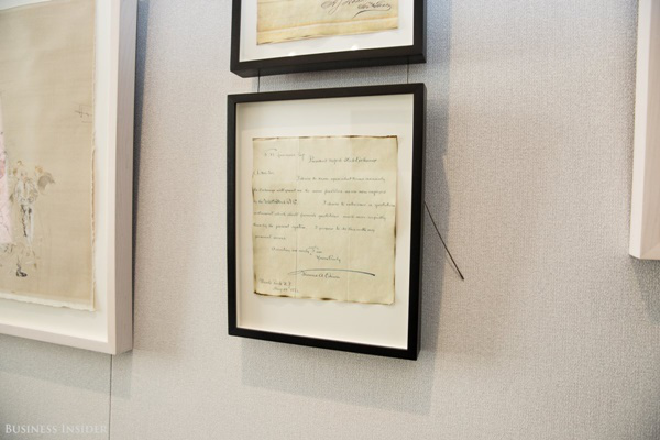 Trong phòng Kế Toán có trưng bày một bức thư của Thomas Edison, người đã giúp cải thiện hệ thống thông tin, liên lạc của sàn giao dịch, giúp cho sàn giao dịch gửi thông tin giá cả tới cho các nhà đầu tư trên khắp cả nước.