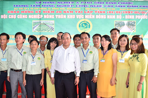 Thủ tướng và các nhân viên của Trung tâm Nông nghiệp công nghệ cao Bình Phước. Ảnh: VGP/Quang Hiếu