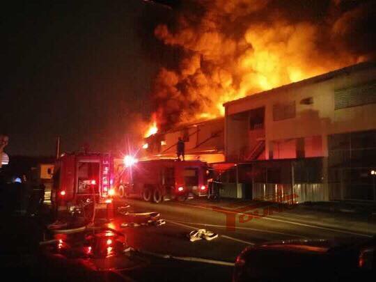 Nhà kho công ty Suzuki cháy rụi trong đêm - Ảnh 3. Nhà kho công ty Suzuki cháy rụi trong đêm - Ảnh 3.