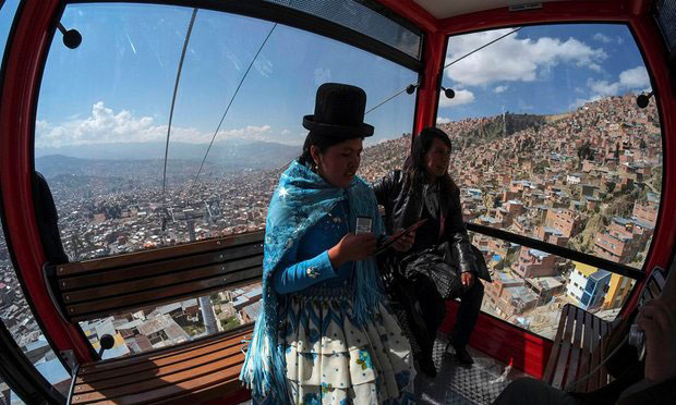 Hệ thống cáp treo tại Bolivia. (Ảnh: Reuters)
Các thành phố Mỹ La tinh khác cũng nhanh chóng áp dụng mô hình của Colombia. La Paz, Bolivia đã sử dụng cáp treo vận chuyển như một hệ thống giao thông cố định.
Cáp treo Mi Teleférico dài 11km không chỉ giúp người dân di chuyển thuận tiện, giảm thiểu ô nhiễm môi trường mà còn chiêu đãi hành khách cơ hội thưởng thức cảnh quan tuyệt đẹp của đỉnh núi Andes.
Cáp treo Mexicable tại Mexico City, Mexico. (Ảnh: Xinhua)
Tháng 10/2016, cáp treo Mexicable tại Mexico City (Mexico) đã được đưa vào khai thác. Hệ thống này gồm 7 trạm trên tuyến đường dài 4,8 km và ước tính chuyên chở 29.000 khách/ngày.
Không chịu chậm chân, thủ đô Ankara của Thổ Nhĩ Kỳ cũng vừa khai trương hệ thống cáp treo giao thông. Đây là một đột phá trong giao thông công cộng ở Thổ Nhĩ Kỳ, thị trưởng Melih Gökçek quả quyết. Ông còn cho biết thêm, sử dụng cáp treo đã tiết kiệm tới 80% so với các hệ thống khác.
Roosevelt Island Tramway ở New York. (Ảnh: Island Tramway)
Được xây dựng để giúp người dân Queens đến Manhattan thuận lợi, Roosevelt Island Tramway là một phần của hệ thống giao thông công cộng của chính quyền thành phố New York (Mỹ). Hệ thống này có thể vận chuyển 110 người trên tổng chiều dài đoạn đường 940 m, chỉ trong 3 phút.