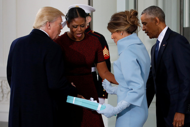 
Ánh mắt của Michelle Obama đã lọt vào ống kính và trở thành để tài bàn tán của mọi người. (Ảnh: Twitter)
