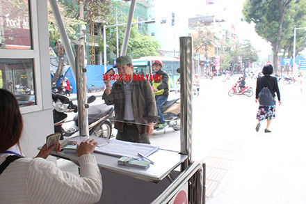 Buýt nhanh BRT đông khách ngày đầu thu phí - Ảnh 3.