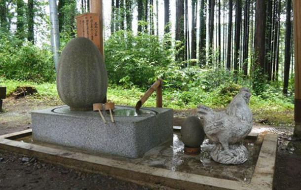 Quả trứng thánh, đài phun nước và con gà mái tại đền Kunigami