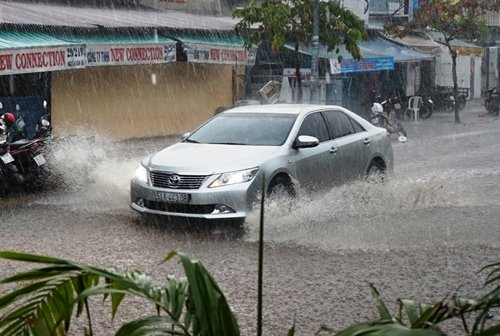 Cơn mưa trái mùa chiều 19/2 gây ngập nhẹ tại một số quận, huyện