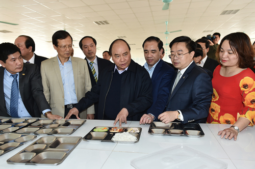Thăm nhà ăn của Nhà máy may Tuyên Quang, Thủ tướng nhắc nhở lãnh đạo Nhà máy phải chú trọng chất lượng bữa ăn cho công nhân, bảo đảm an toàn vệ sinh thực phẩm. Ảnh: VGP/Quang Hiếu