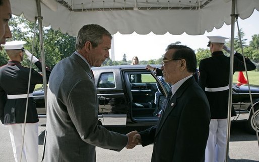 Tổng thống Mỹ George W. Bush bắt tay Thủ tướng Phan Văn Khải khi ông rời Nhà Trắng. Ảnh: website Nhà Trắng