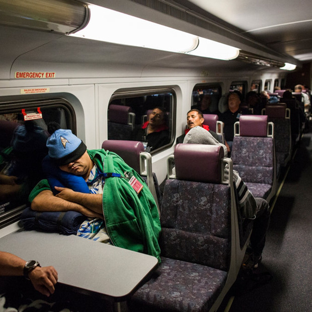 Trên chuyến tàu sớm, đa phần hành khách đều chọn cách ngủ bù cho vơi đi cái mệt.