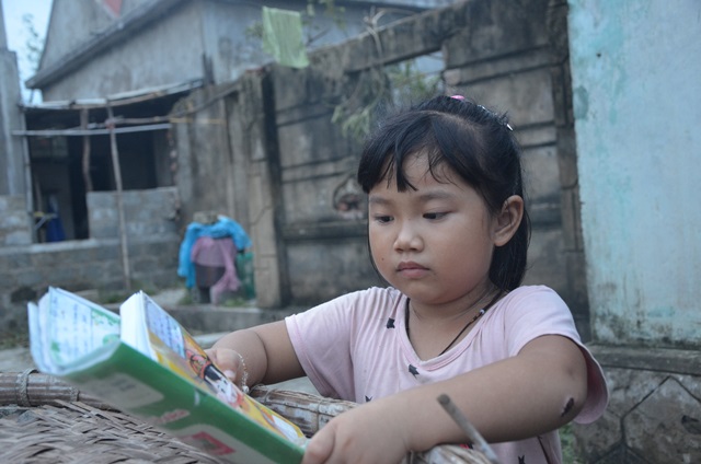Cô bé Lam Hồng ngây thơ lo lắng khi không có sách vở để đến trường