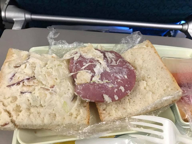 Mặc kệ khách chê đồ ăn không xứng với đẳng cấp 4 sao, nhà cung cấp món bánh mỳ huyền thoại cho Vietnam Airlines vẫn đều đặn lãi lớn mỗi năm - Ảnh 1.