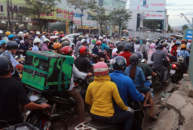  Chùm ảnh: Công trình hầm chui chậm tiến độ, người dân Đà Nẵng mệt mỏi trước cảnh hàng ngàn phương tiện ùn ứ kéo dài  - Ảnh 3.