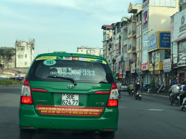  Vinasun cùng hàng loạt taxi truyền thống đồng loạt dán khẩu hiệu đối đầu Uber, Grab  - Ảnh 3.